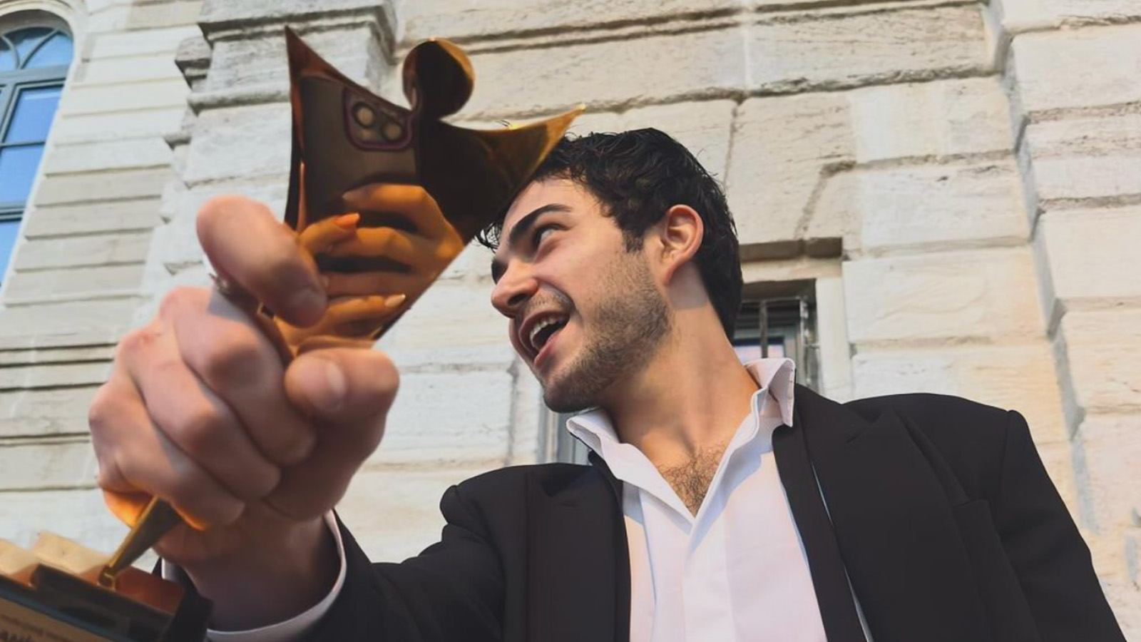 En İyi Çıkış Yapan Oyuncu Ödülü'nü 'Kızılcık Şerbeti' ile alan Rahimcan Kapkap: Gururlan baba