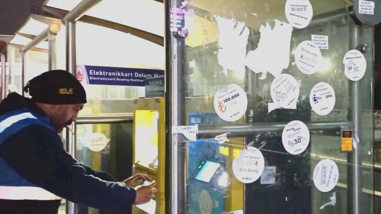 İstanbul'daki toplu taşıma duraklarında seçim stickerlarına Ongun'dan Kurum'a tepki