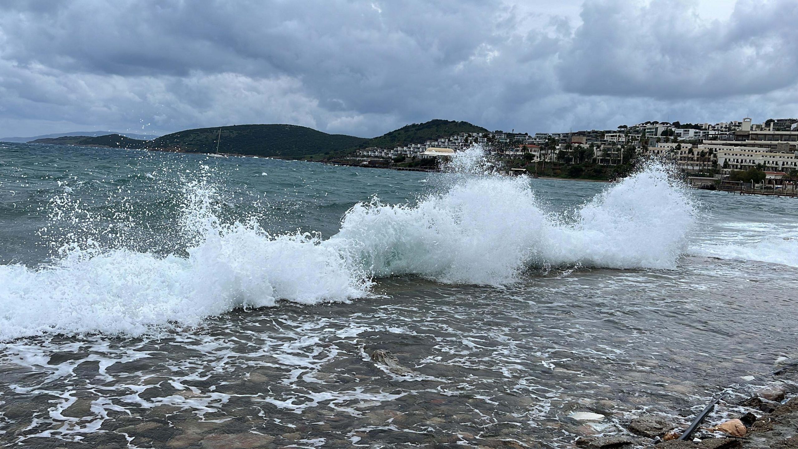 Bodrum'da kuvvetli fırtına; dalgaların boyu 3 metreyi aştı