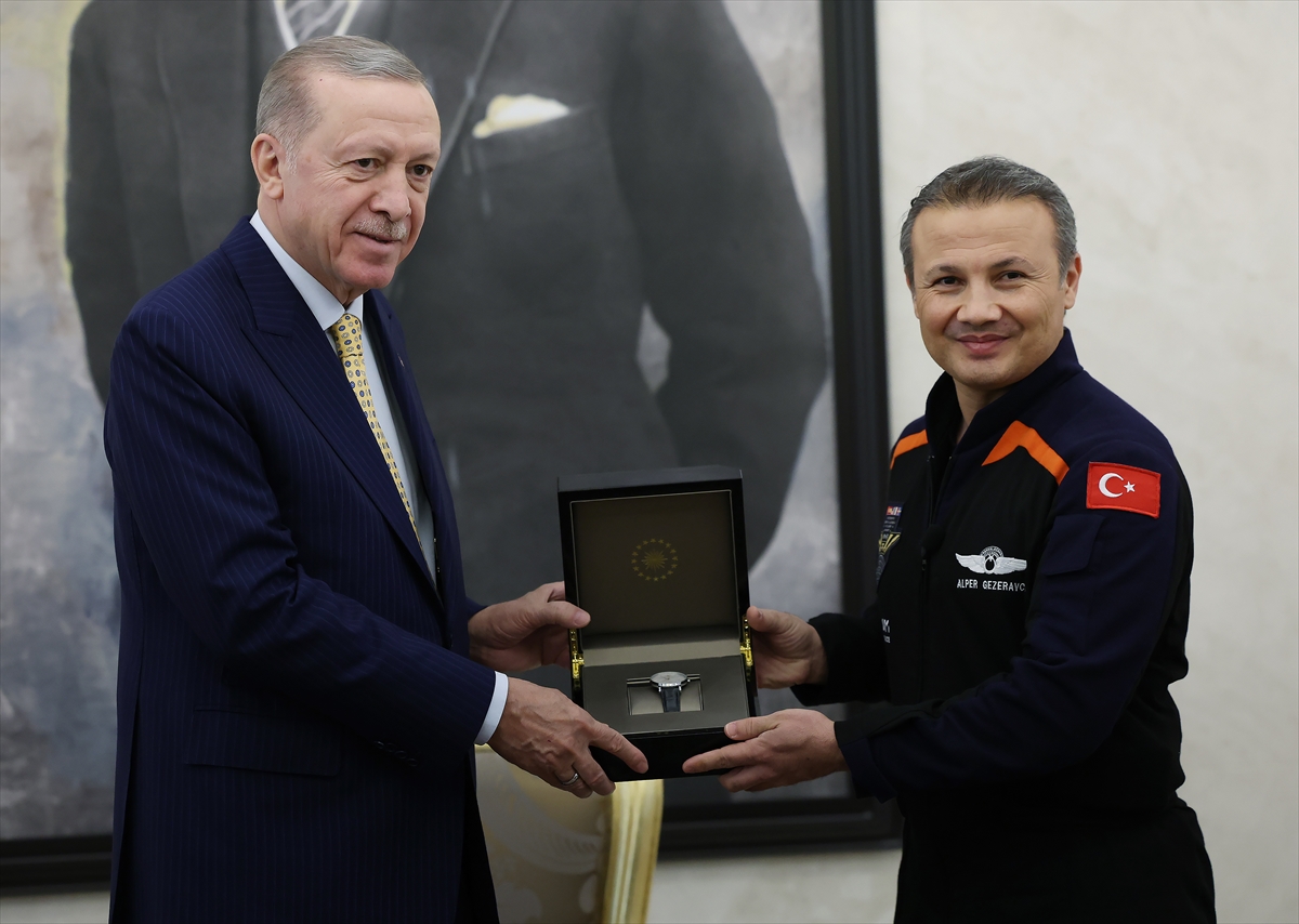 Cumhurbaşkanı Erdoğan, Alper Gezeravcı ile bir araya geldi