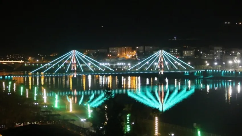 Cizre'de 3 ihale gören köprünün ışıklandırması için milyonlarca liralık harcama yapıldı