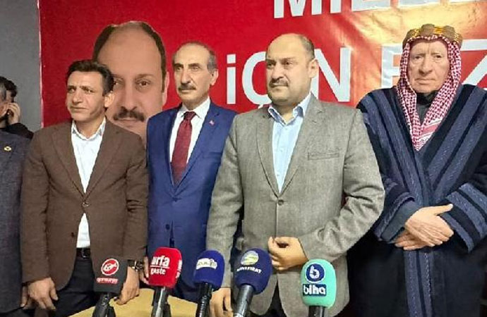AKP'li belediye başkanı, Yeniden Refah Partisi'nden aday oldu