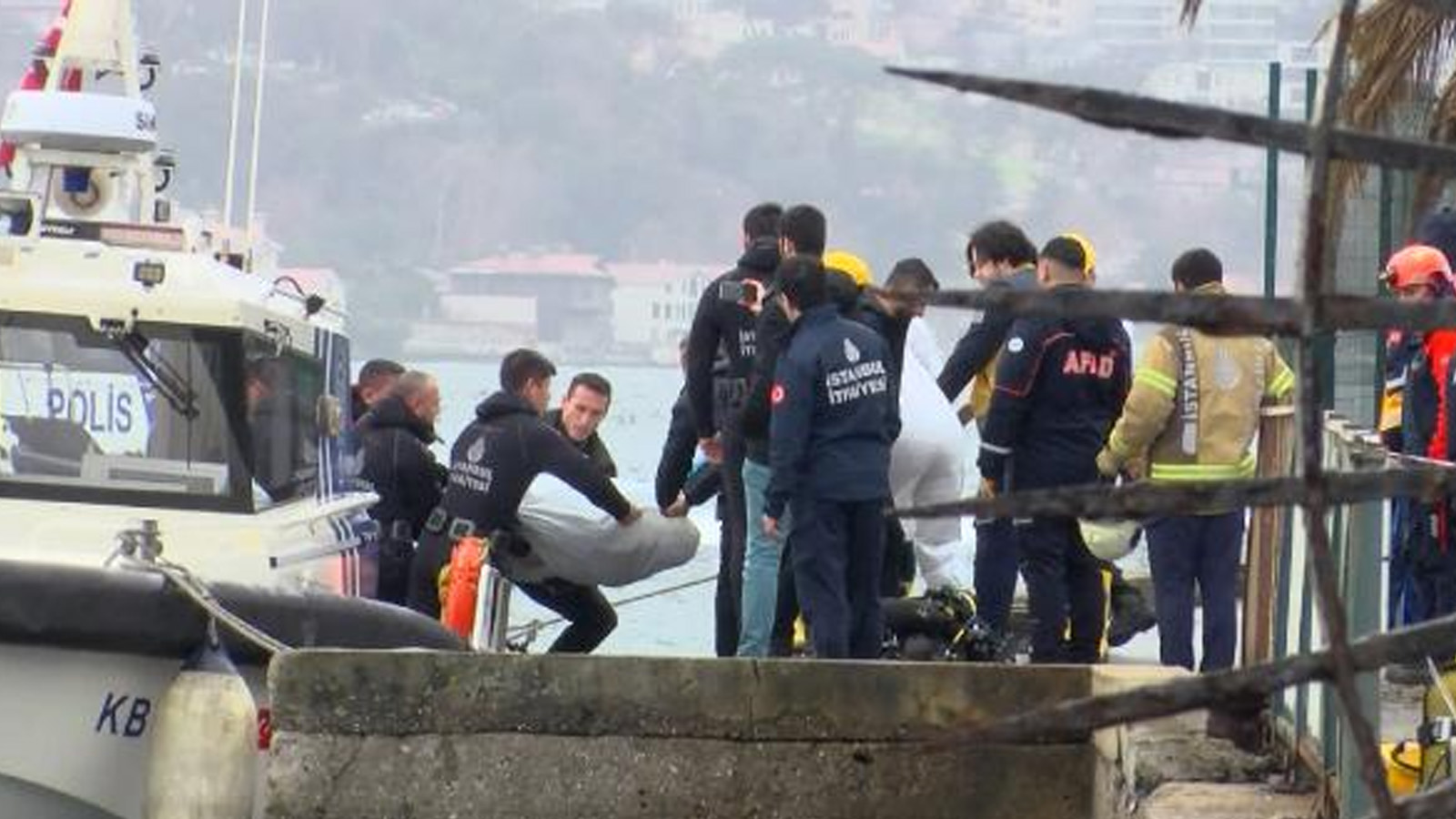 Beşiktaş'ta denize düşen 2 işçiden biri hayatını kaybetti