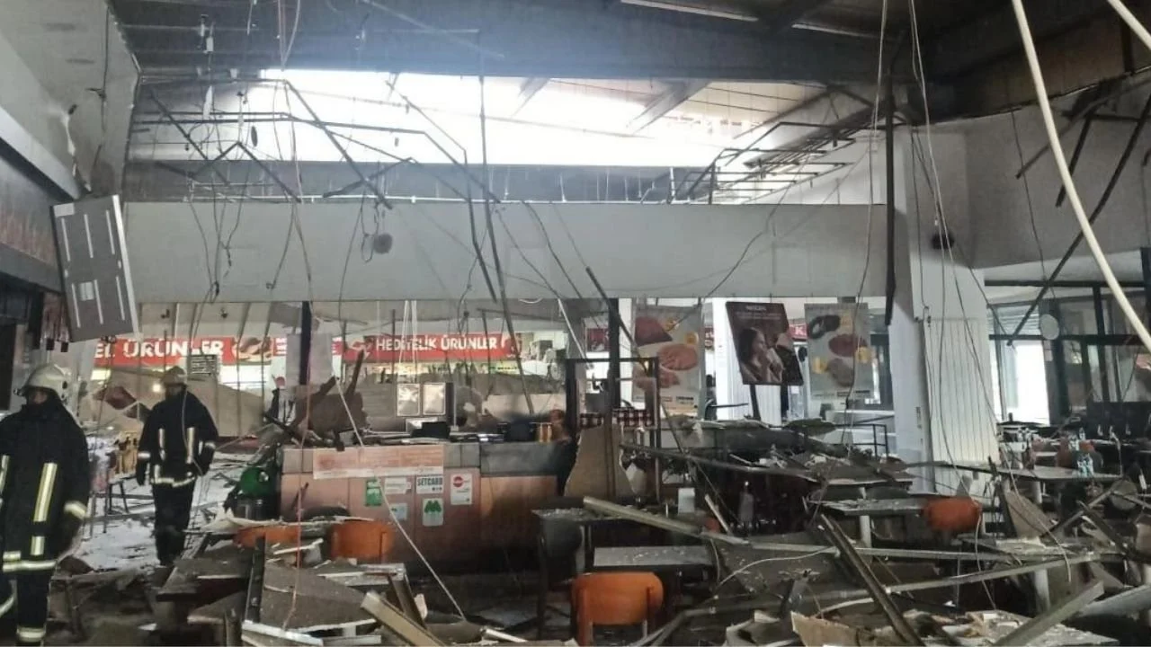 Köfteci Yusuf'ta asma tavan çöktü, 11 kişi yaralandı