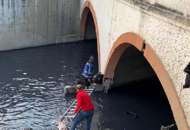 Esenyurt'ta polisten kaçarak dereye atlayan şüpheli 4 saat sonra çıkarılabildi