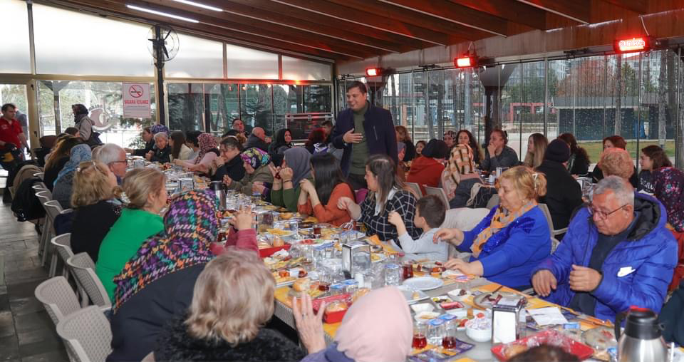 AKP’li belediye başkanının, her sabah belediyenin sosyal tesisinde AKP üyelerine kahvaltı verdiği iddia edildi