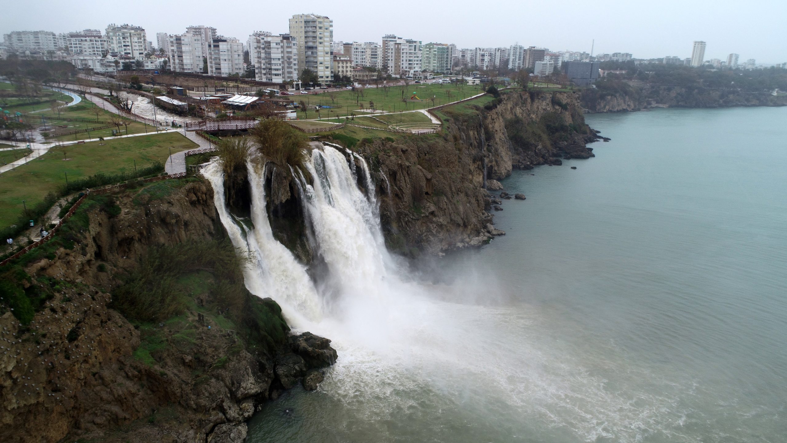 Çamur gibi akan Düden Şelalesi'nde kirlilik azaldı