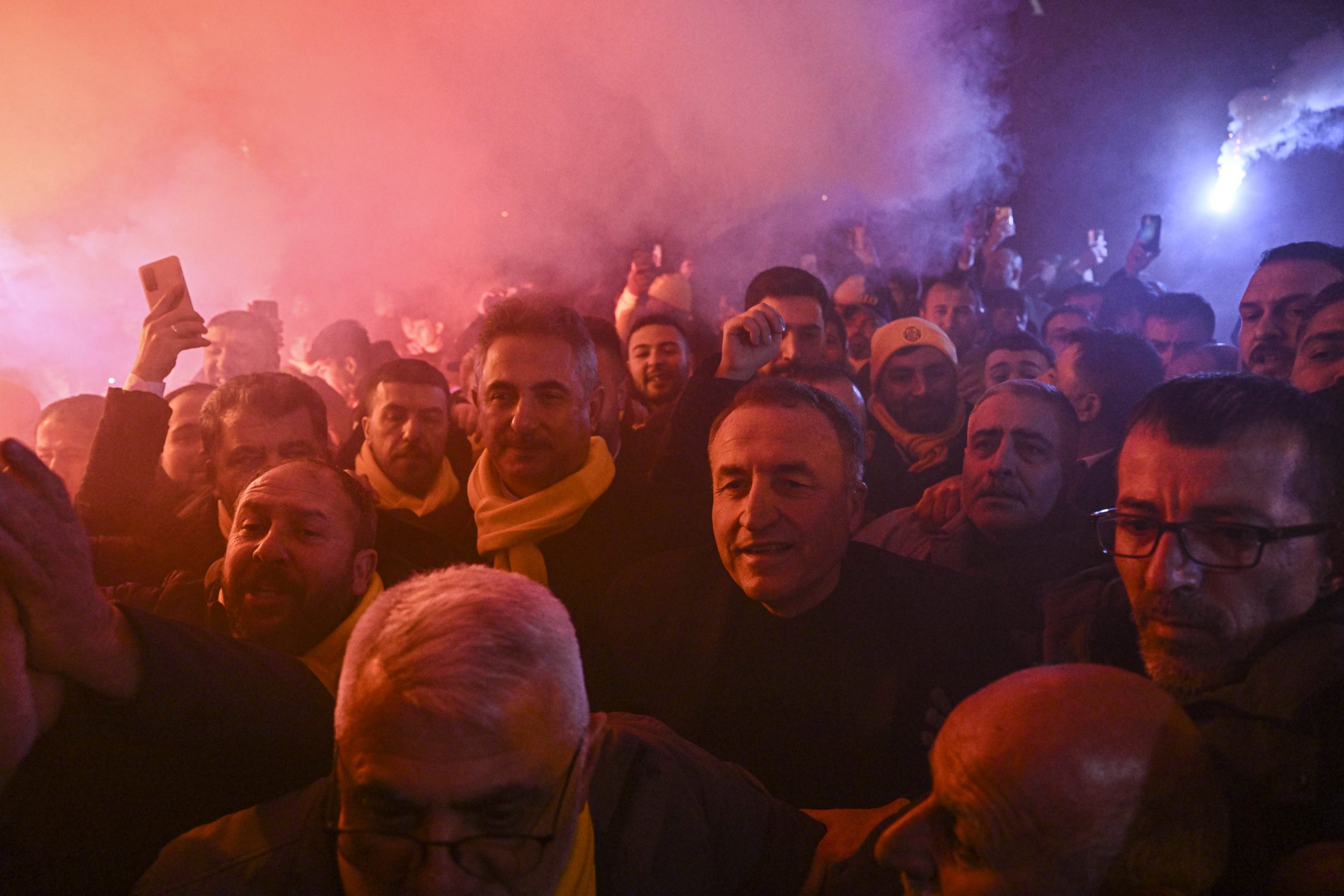 Ankaragücü taraftarı, Koca’nın hapisten çıkışını havai fişekler ile kutladı