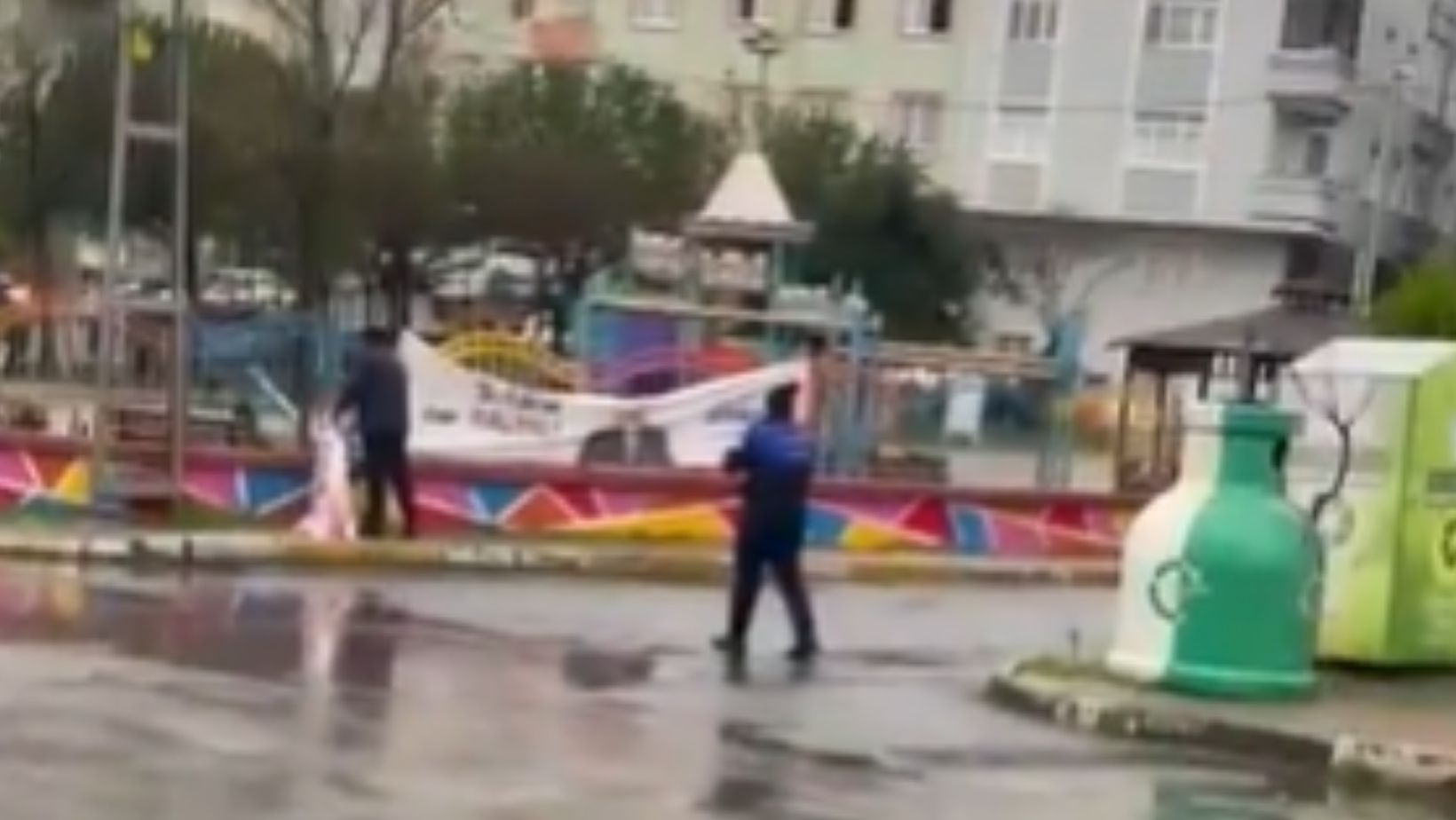 AKP’li belediye, CHP adayının seçim afişlerini söktürdü