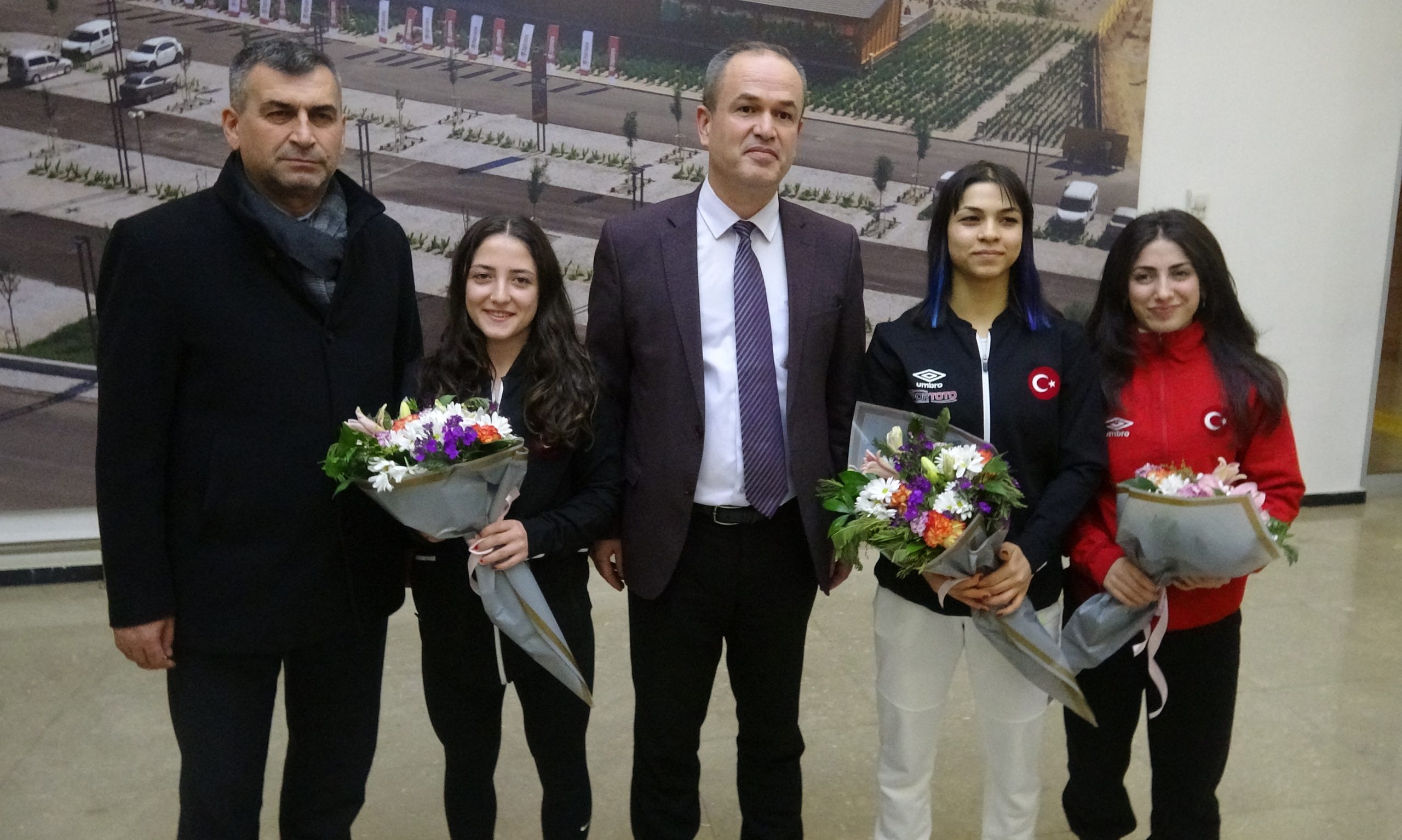 Halterde madalya alan 3 kadın sporcu Konya'da çiçeklerle karşılandı