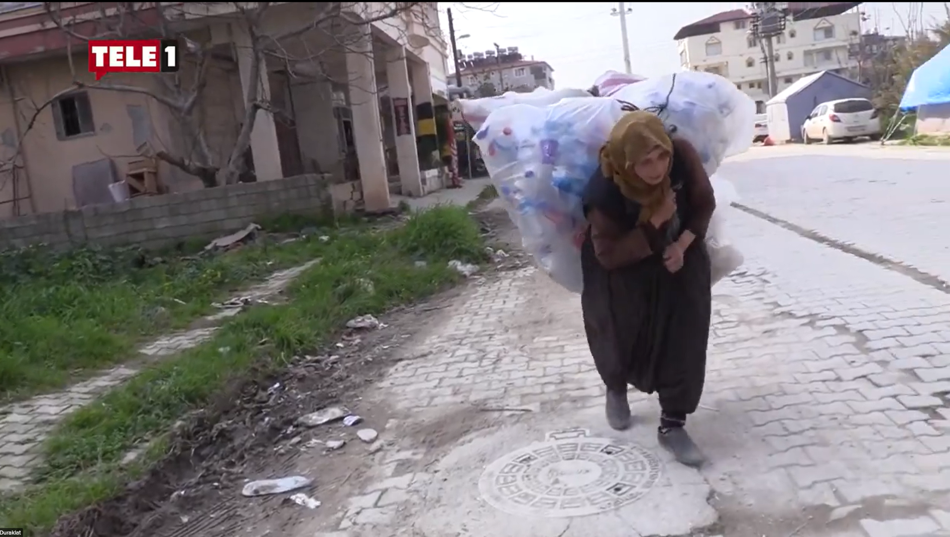 72 yaşındaki depremzede kadın, geçimini plastik şişe toplayarak sağlıyor