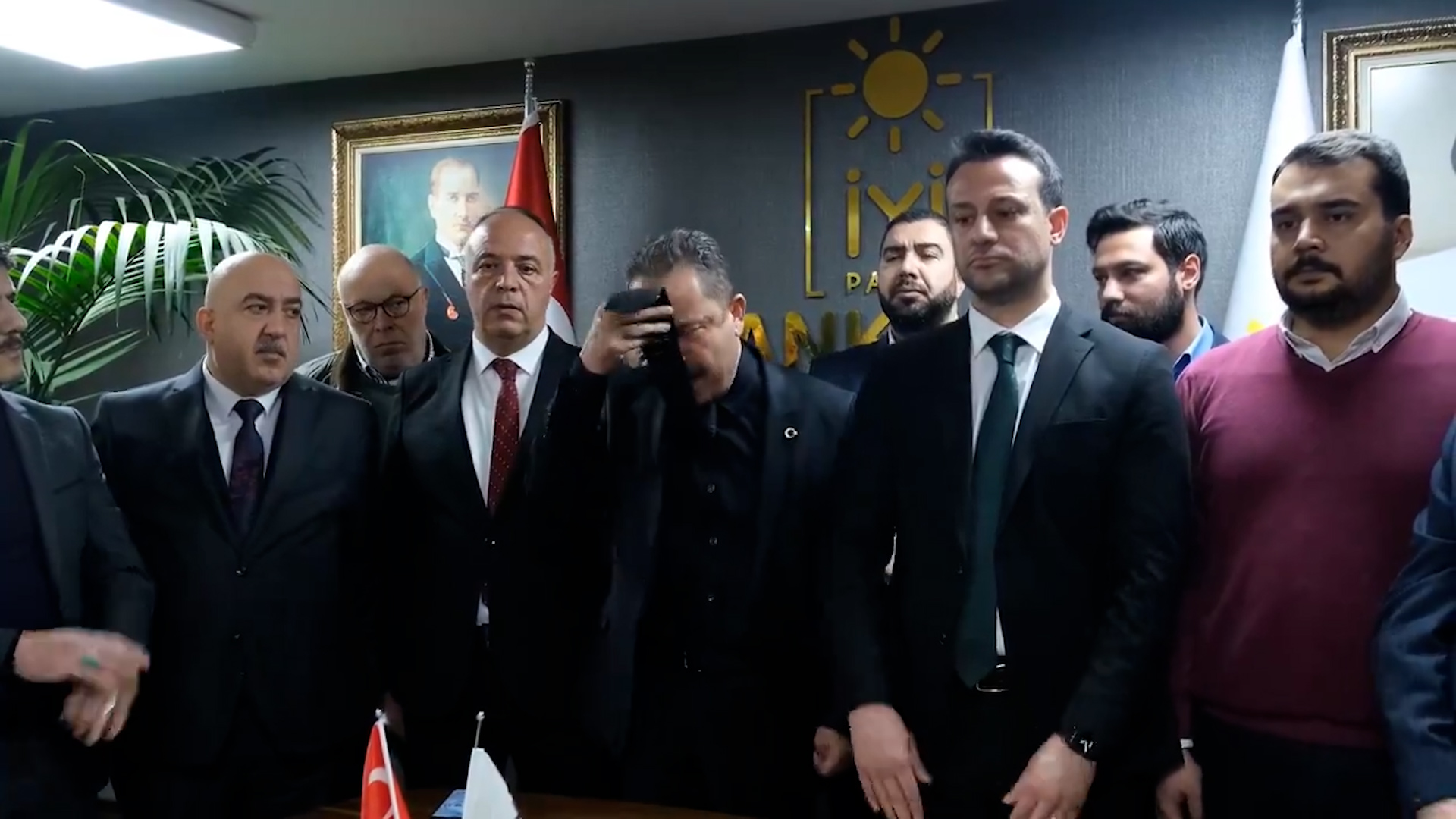 Görevden alınan İYİ Parti Ankara İl Başkanı Yener Yıldırım Atatürklü kravatını öperek veda etti: Koltuklar onların olsun, biz vatan sevdalısıyız
