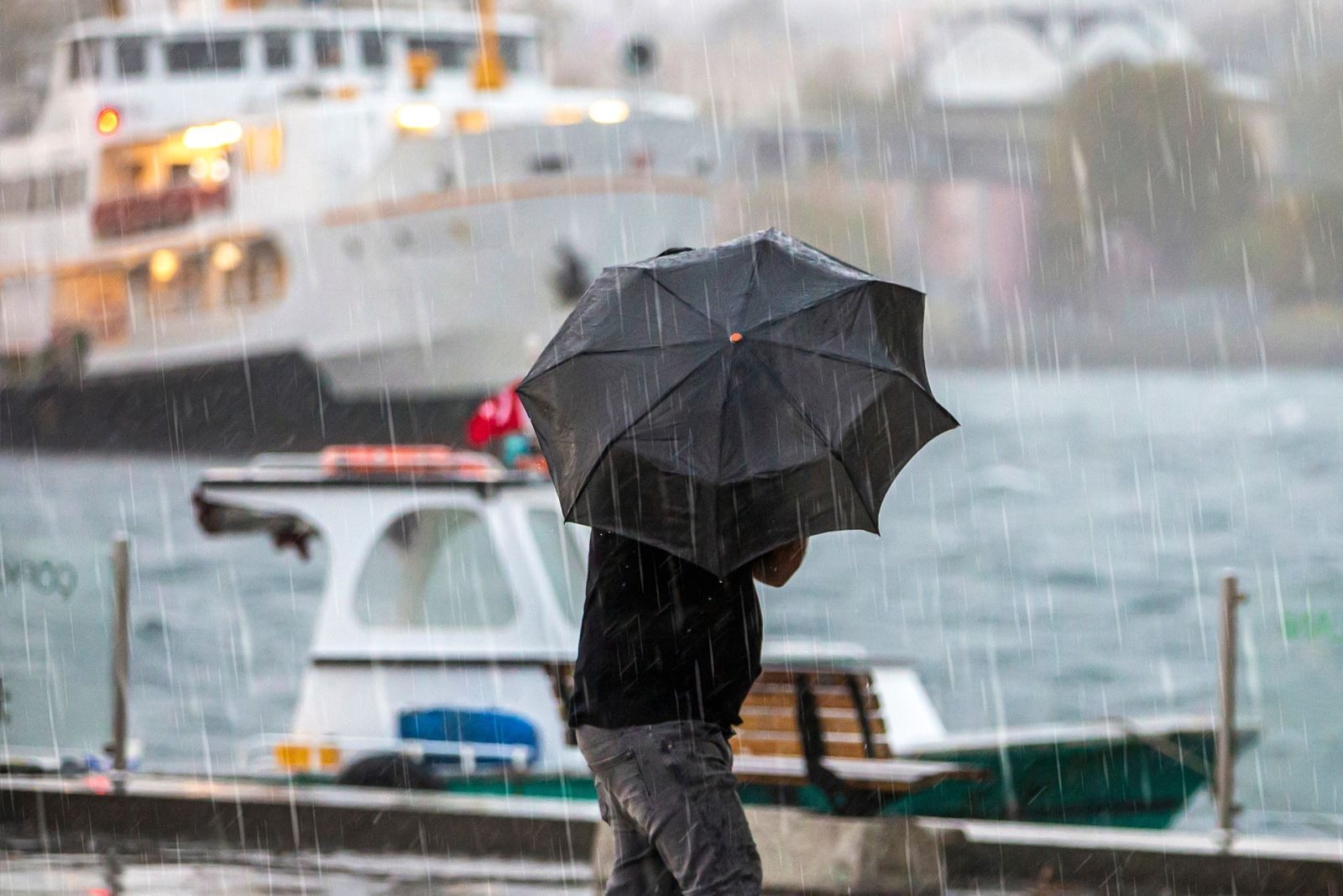 AKOM uyardı: İstanbul'da Kuzey ilçelerine şiddetli rüzgar ve kuvvetli yağış uyarısı!