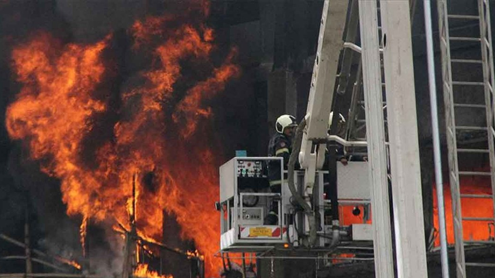 Hindistan'da boya fabrikasında yangın çıktı: 11 kişi öldü