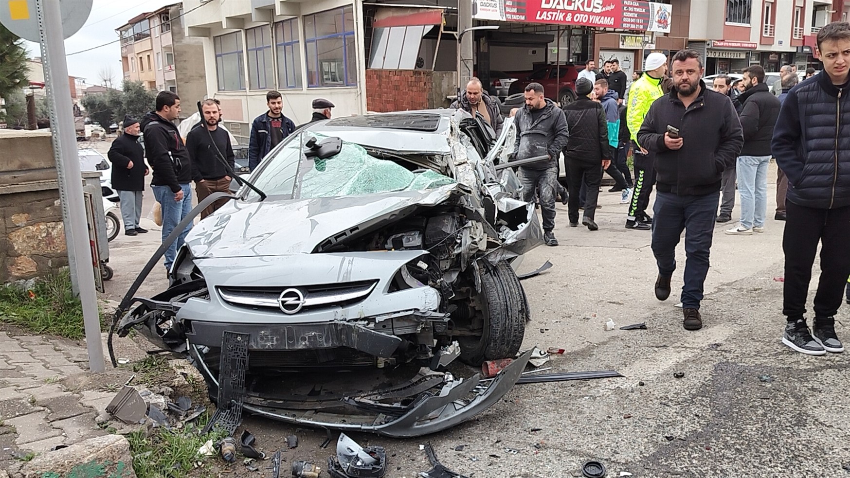 Bursa'da otomobil yayaya, trafik levhasına ve kamyona çarptı; 1'i ağır 4 yaralı