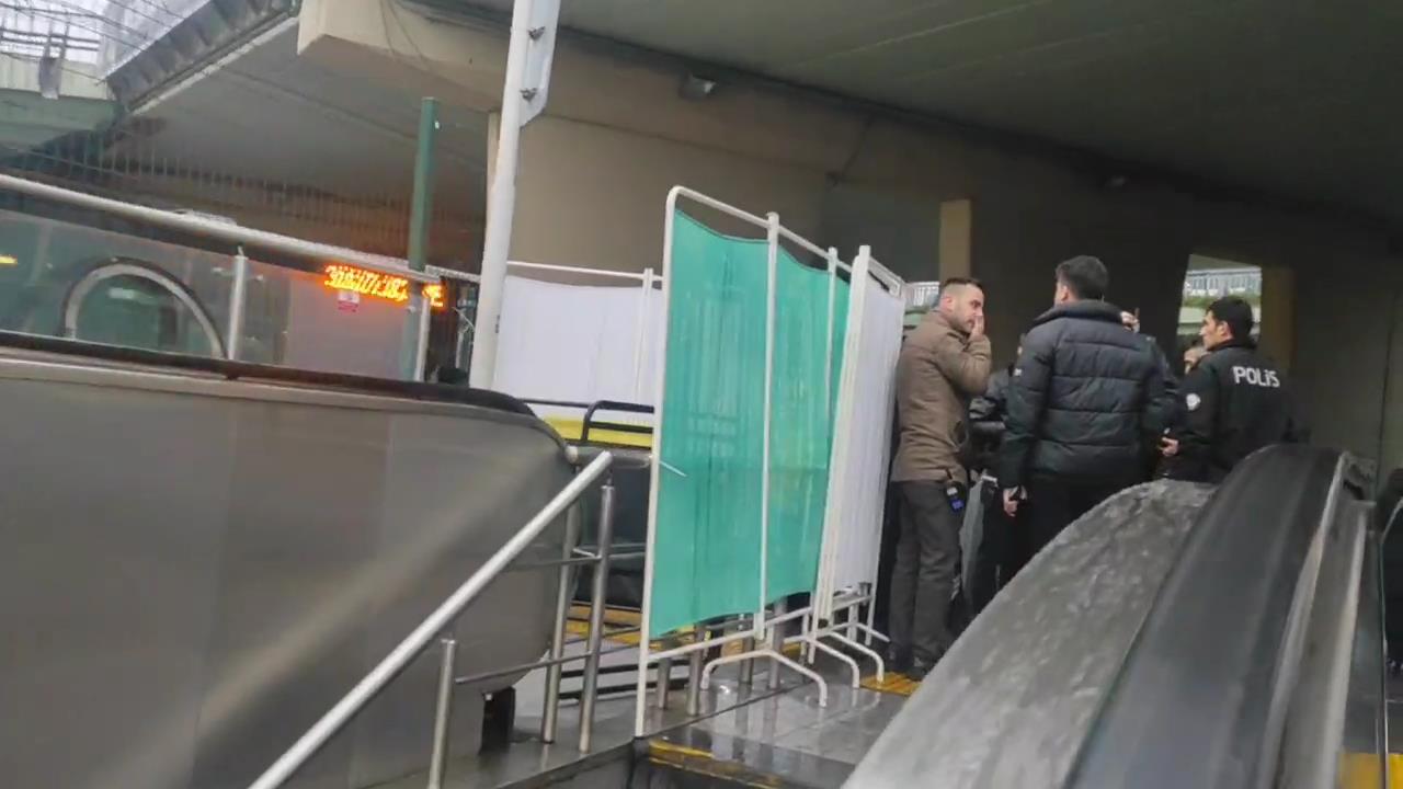 Yürüyen merdivenleri tamir eden işçi merdivenlere sıkışarak hayatını kaybetti