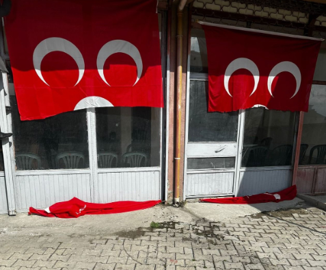 MHP seçim bürosunun bayrakları yırtıldı, cama çarpı işareti yapıldı