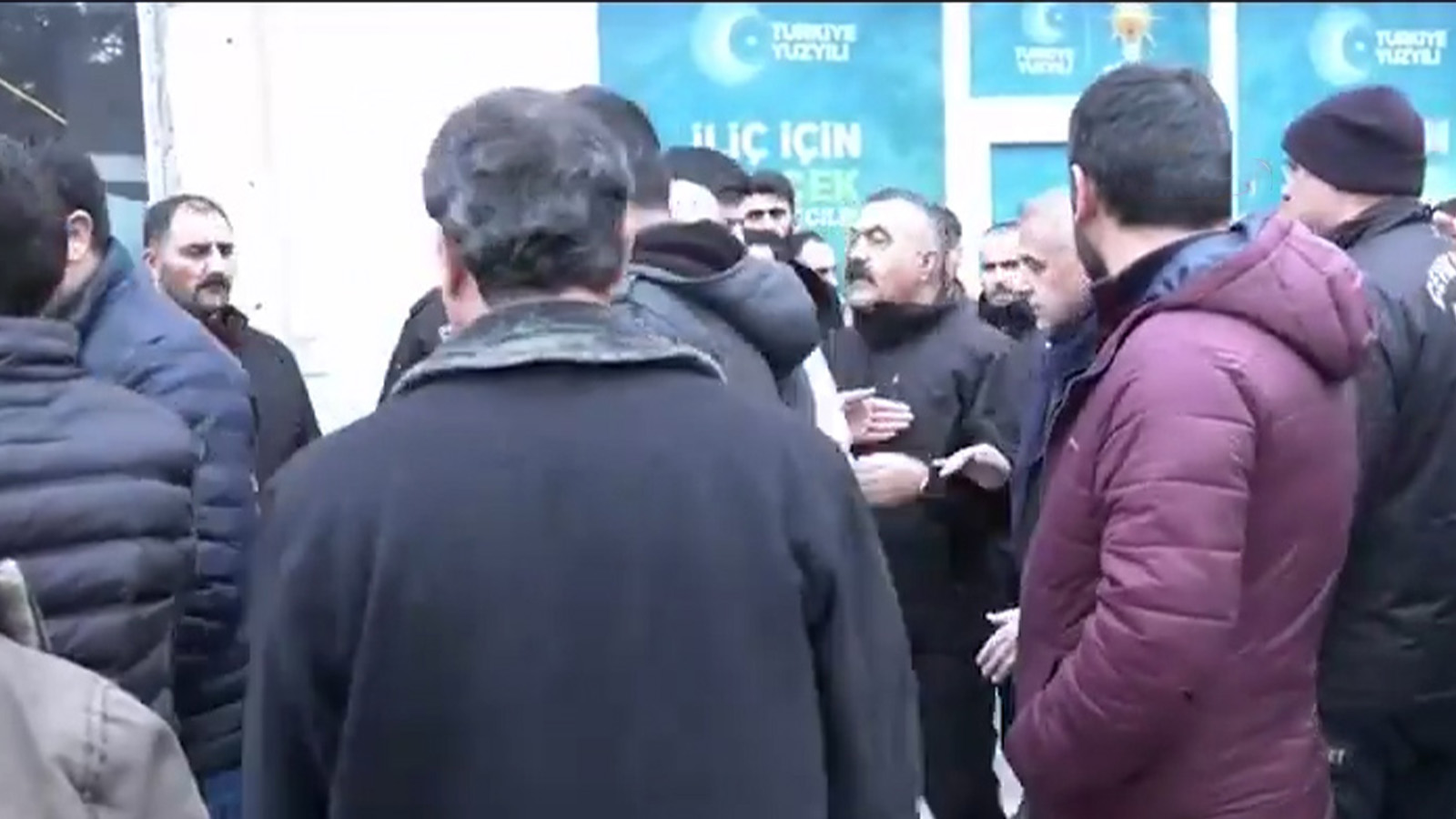 İliç'te işçiler sendikayı protesto etti: Sendika Başkanı işçiyi 'şov yapma' diyerek uyardı