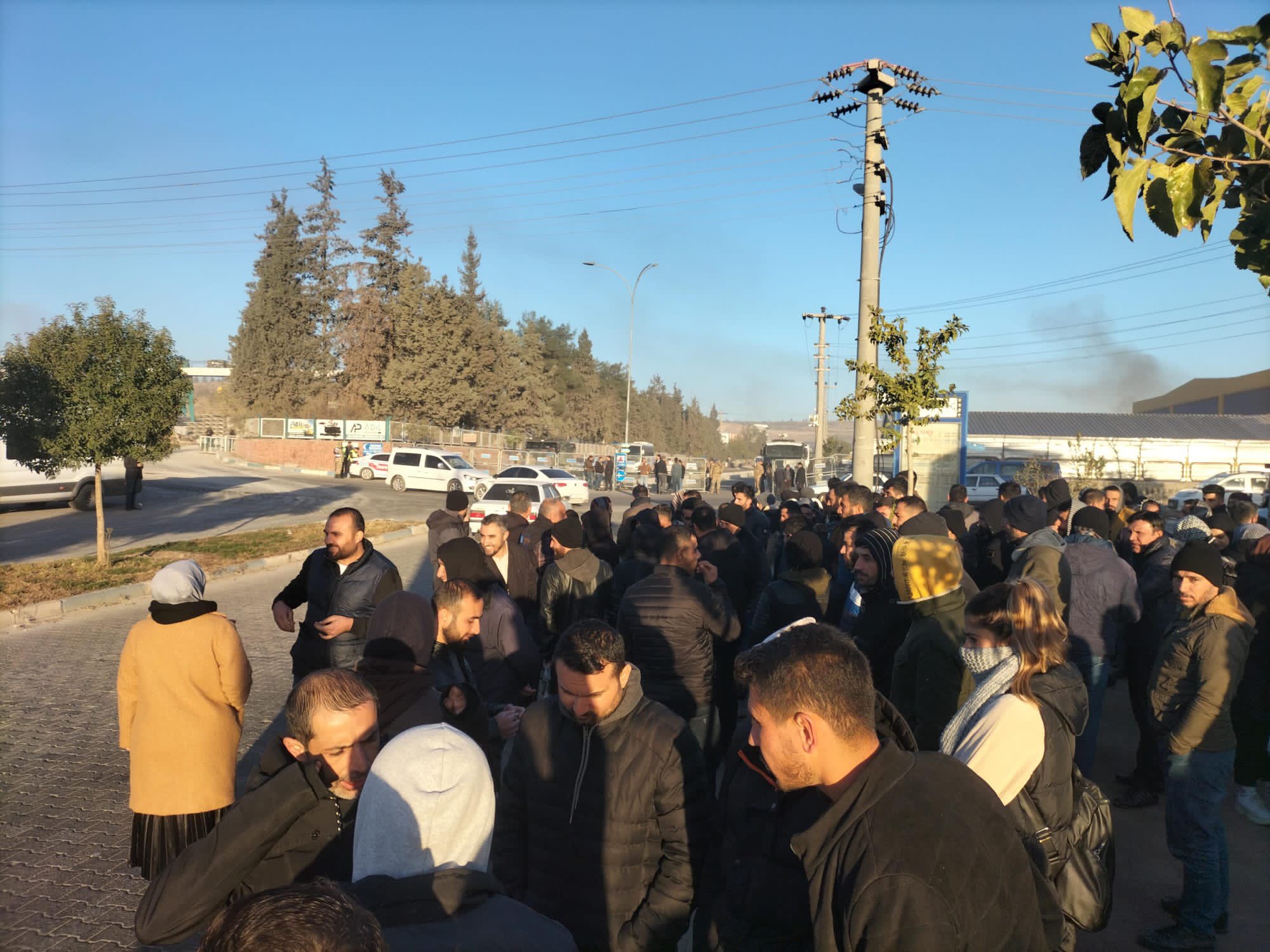 Jandarma Özak Tekstil’e giden yolu kapattı: Şirket müdürü jandarma barikatının arkasında bekledi