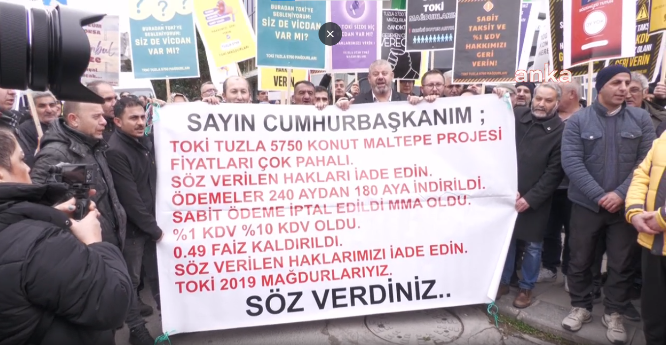 TOKİ mağdurlarından AKP ilçe başkanlığı önünde Kurum'a protesto: Önce bize verdiğin sözleri tut sonra yeni söz ver
