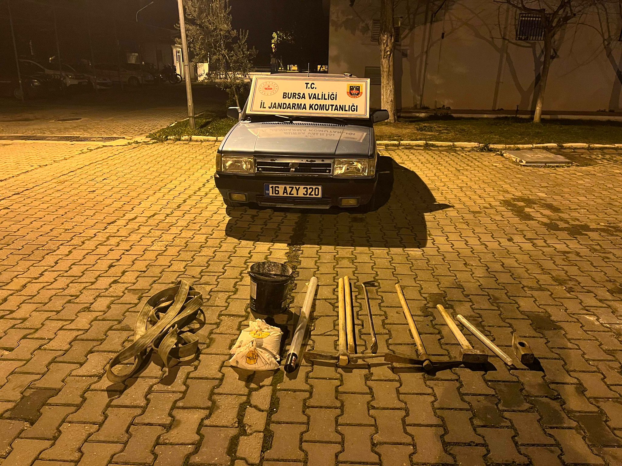 Tarihi mezarda kazı yapan 3 kişi tutuklandı