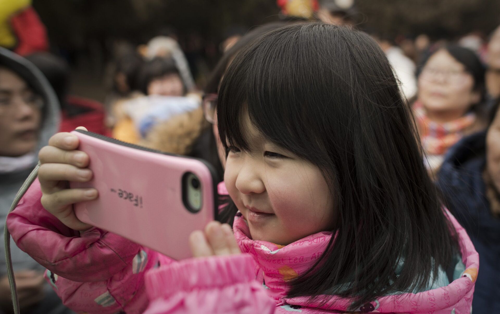 İki annenin çocuklara akıllı telefon yasaklama hareketi büyük destek buluyor