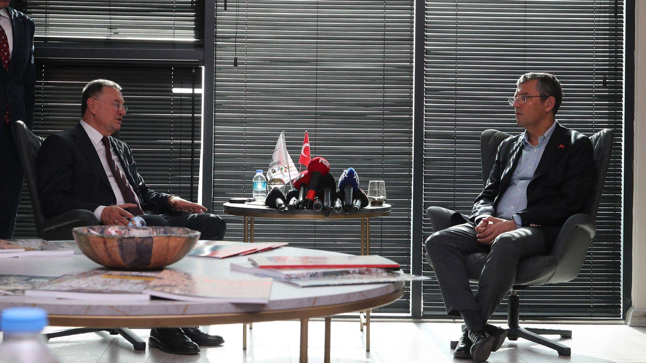 Genel Merkezdeki görüşmenin ardından Lütfü Savaş’tan ilk açıklama: Yarın çok daha büyük bir mitingle açıklamalarımız olacak.