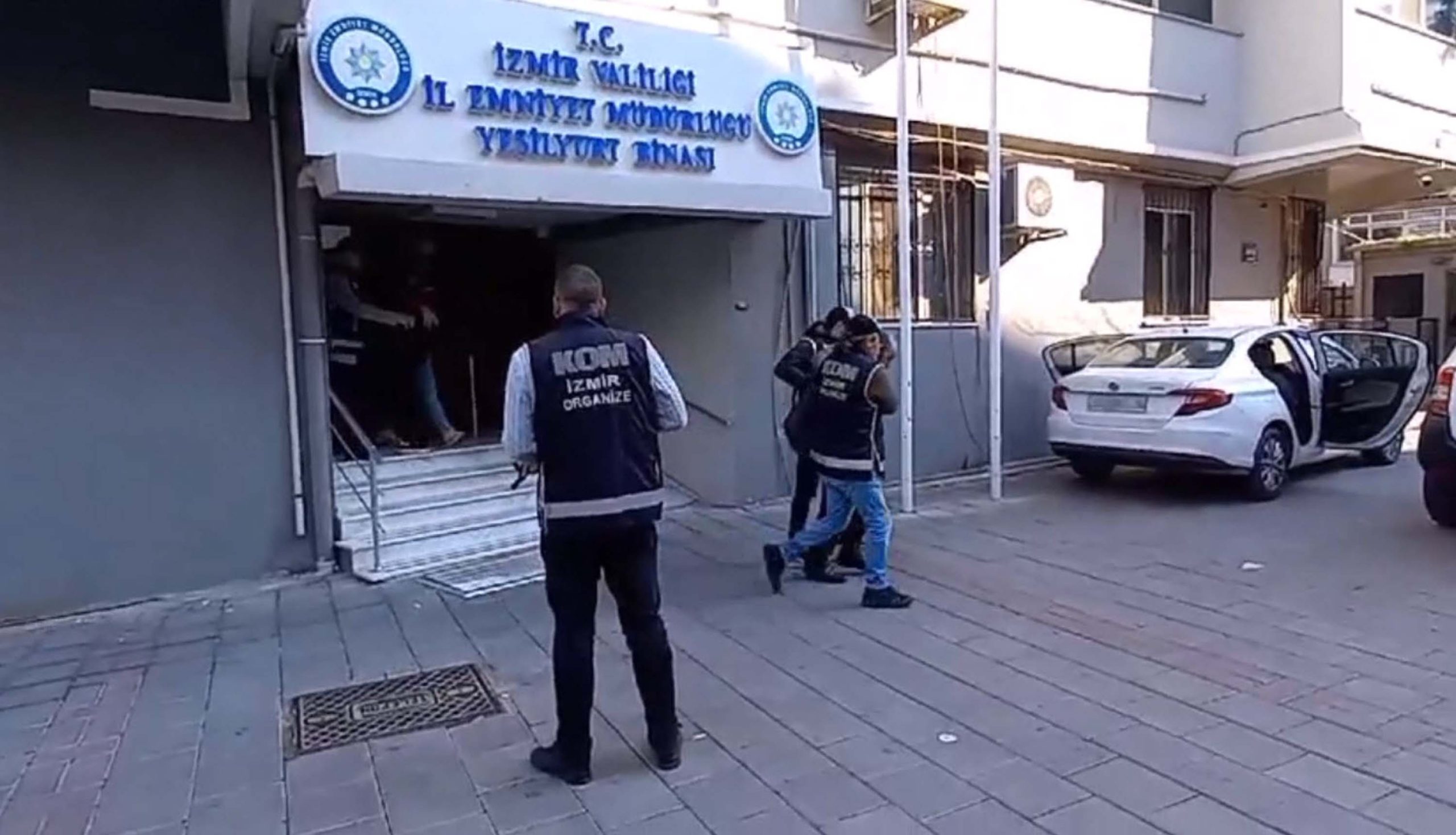 İzmir'de silah kaçakçılığı operasyonunda aynı aileden 3 kişi gözaltına alındı