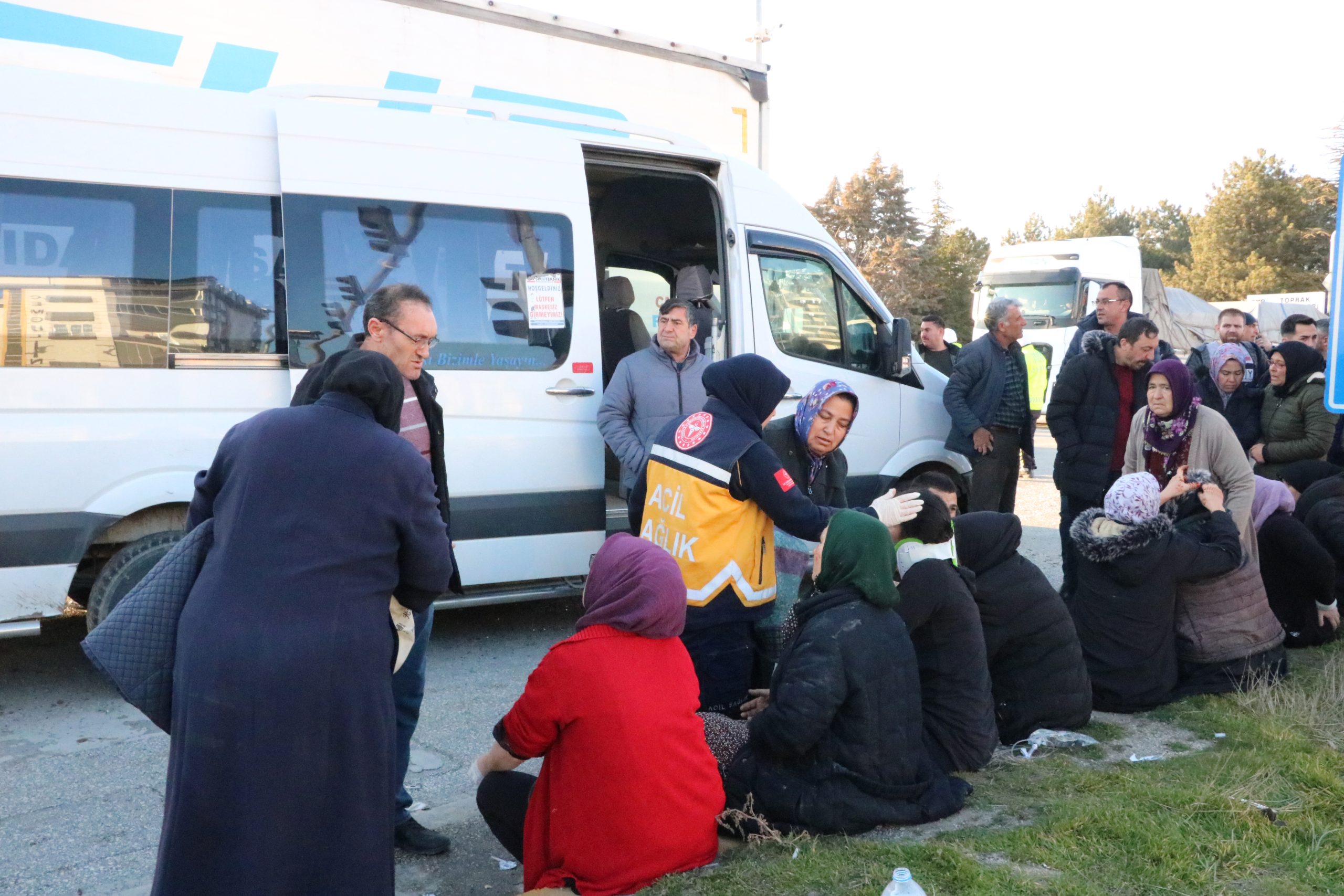 Afyonkarahisar'da işçi servisi ile TIR çarpıştı: 14 yaralı