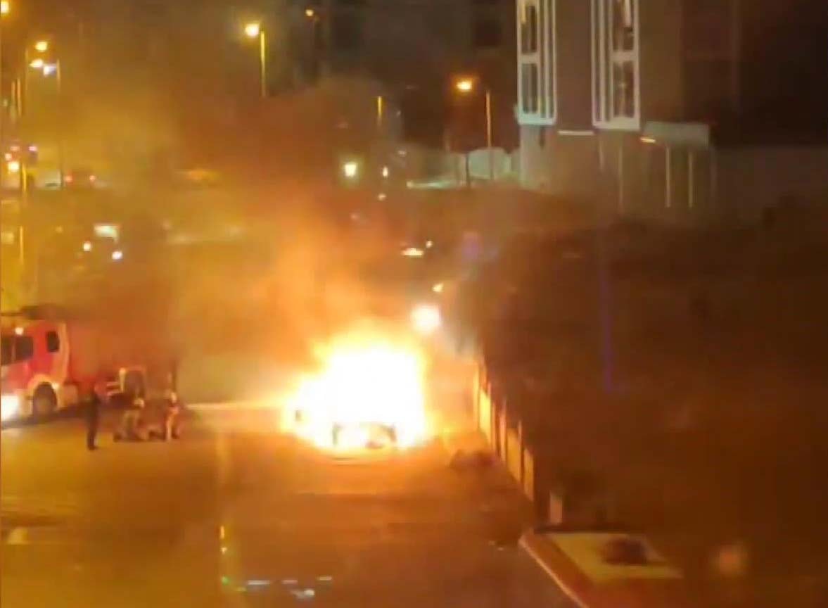 Seyir halindeki otomobil alev alev yandı: İtfaiyeciler son anda kurtuldu