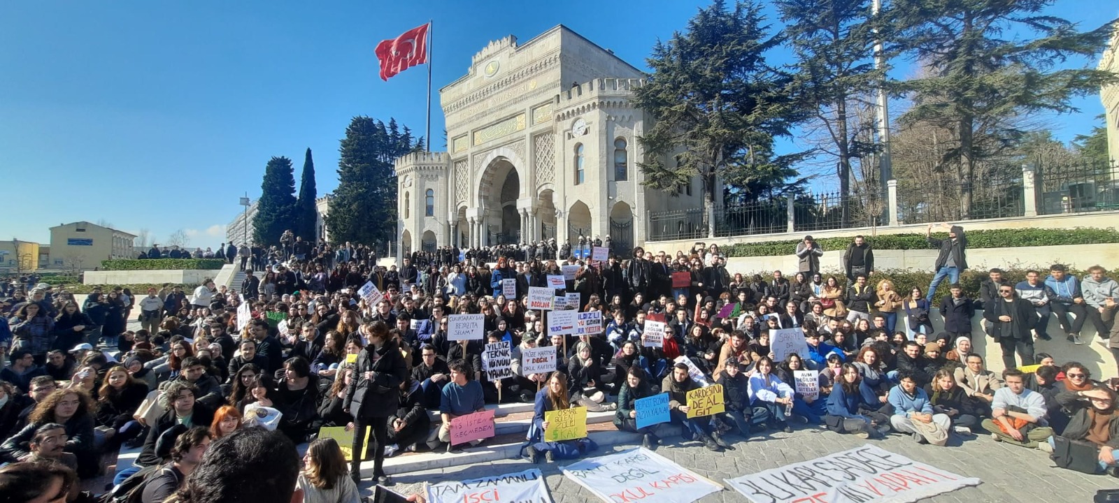 İstanbul Üniversitesi öğrencileri kampüs açılışını protesto ediyor: Bu kapı sadece bize mi kapalı?