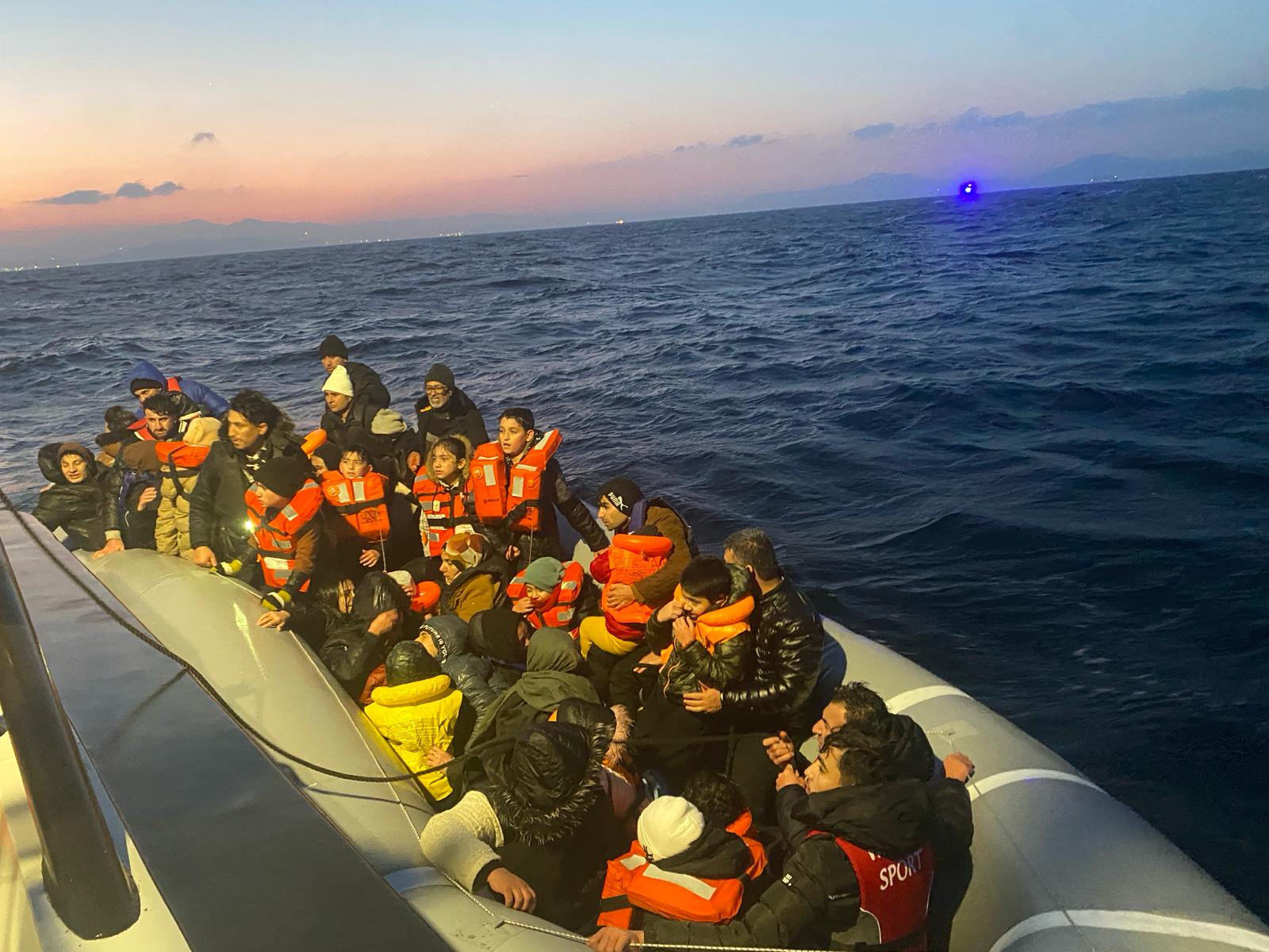 57 çocuğun bulunduğu göçmen botu İzmir'de kurtarıldı