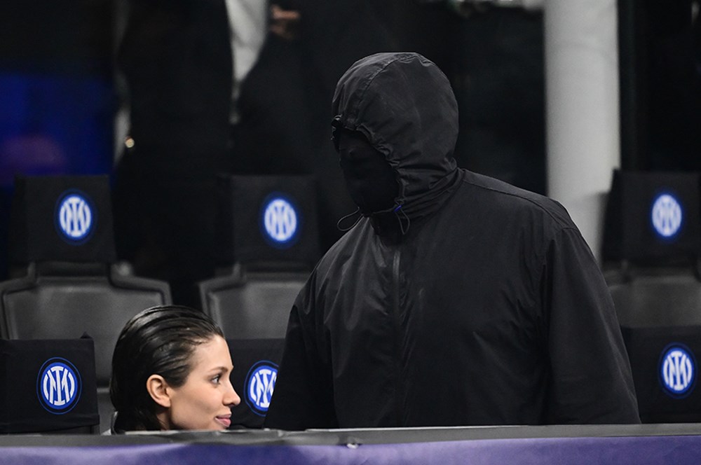 Kanye West, Inter-Atletico Madrid maçını kar maskesiyle izledi