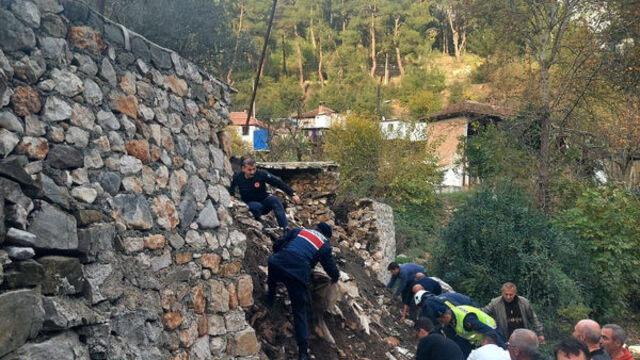 Antalya'da feci olay! 4 çocuğun üzerine istinat duvarı çöktü: Minik Mihriban hayatını kaybetti