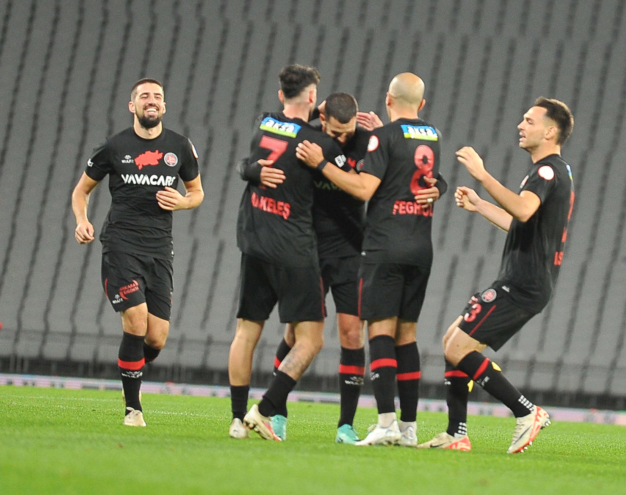 Süper Lig'de 14. hafta 2 karşılaşma ile başladı. Volkan Demirel kırmızı kart gördü