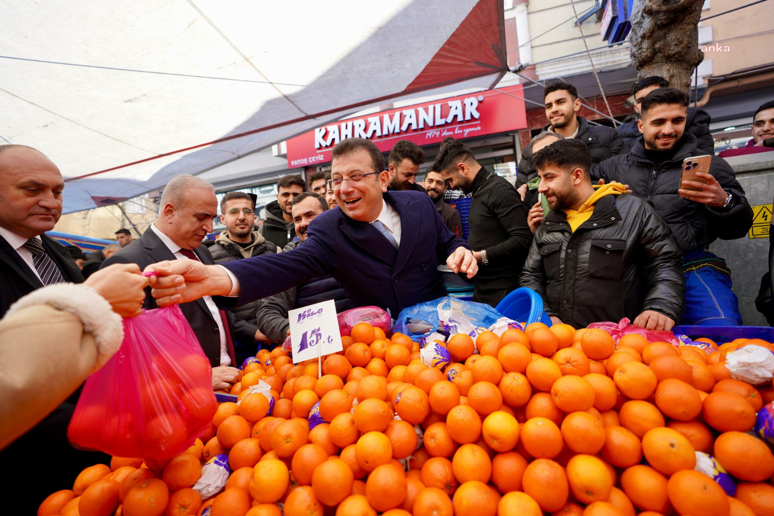 İmamoğlu, Sultangazi'de AKP seçim ofisini ziyaret etti