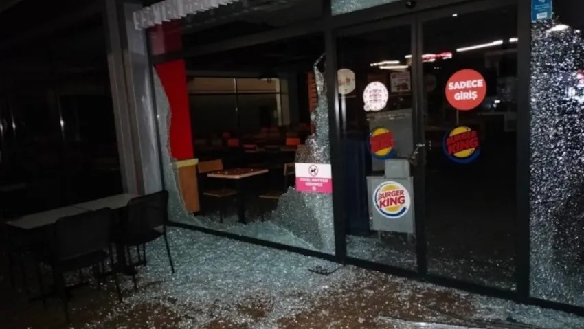 Starbucks ve Burger King’e silahlı saldırı
