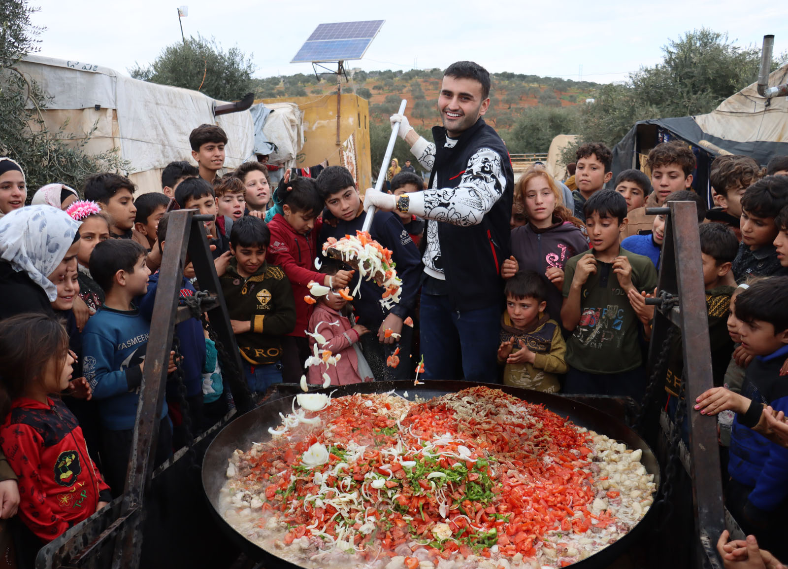 Savaşta yaşıtları gibi yaşayamayan çocuklar için barış sofrası
