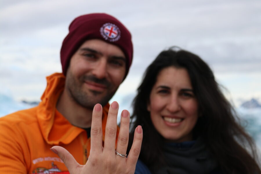 Bilim insanı sevgilisine Antarktika'da evlenme teklifi etti