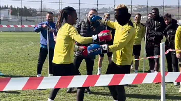 İstanbulspor'un antrenmanında ilginç anlar: Tartışan iki futbolcu için ring kuruldu, boks eldivenleri verildi