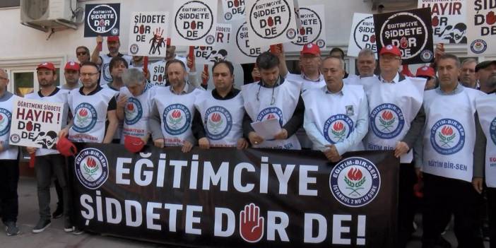 Öğrecisinin öldürdüğü okul müdürü için okul önünde meslektaşları eylem yaptı