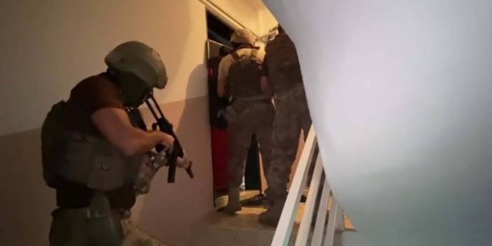 İzmir'de 'resmi evrakta sahtecilik' ve tefecilik yapanlara baskın: 24 kişi gözaltında