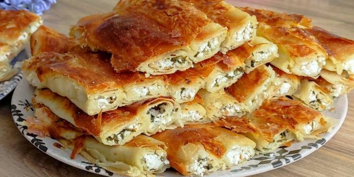 Tel tel dökülen börek pişirmenin sırrıymış. Hazır yufkayla yapılan peynirli böreğin püf noktası