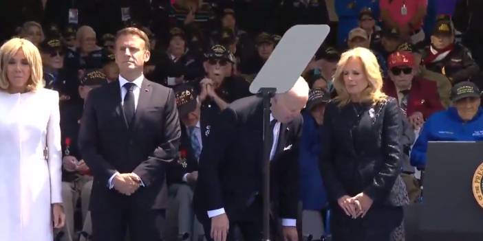 ABD Başkanı Biden sandalye olmayan kürsüde oturmaya çalıştı