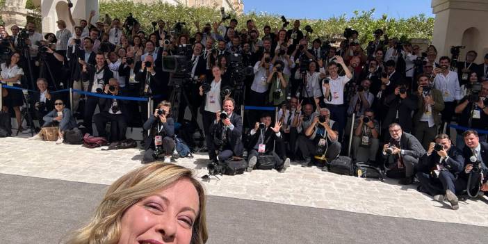 İtalya Başbakanı Meloni, Biden'ı beklerken sıkıldı; telefonu elinden düşüremedi