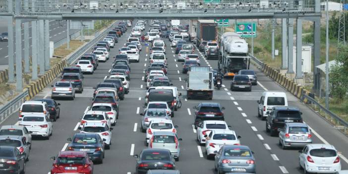 Karneyi alanlar yollara akın etti: Kurban Bayramı tatili trafiği başladı