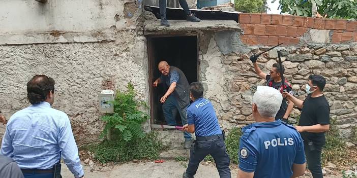 Çöp evini temizletmek istemeyen adam eve girmek isteyen polisi bıçakladı