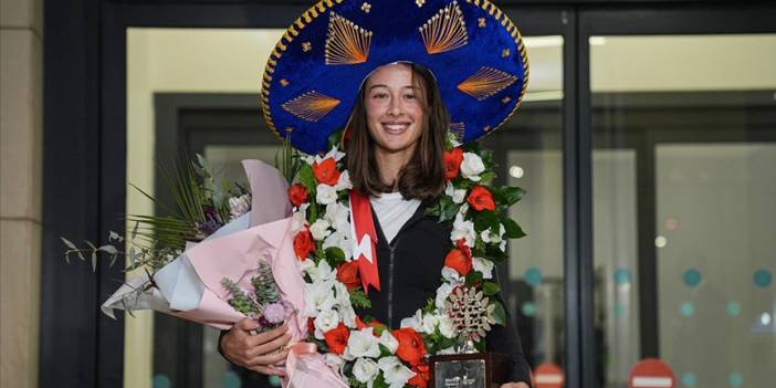 Meksika’da şampiyon olan Zeynep Sönmez, İstanbul’da çiçeklerle karşılandı: Bu ilk adımımdı