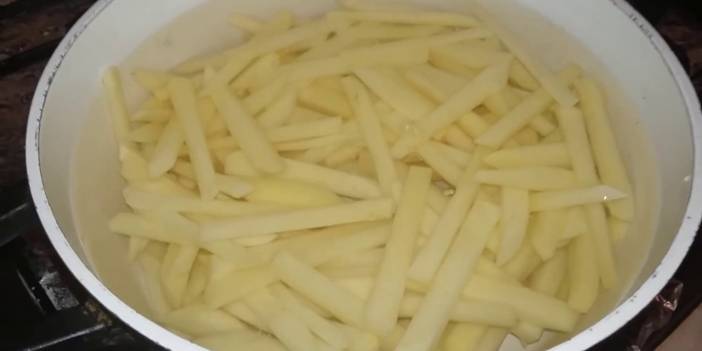 1 şişe dökün patatesi çıtır çıtır yapıyor: 44 yıllık şefin patates kızartma tüyosu