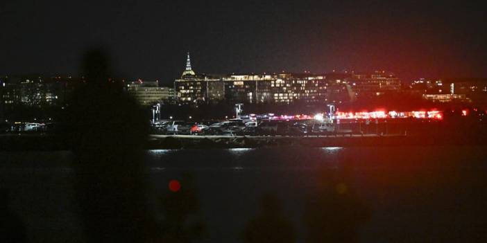 ABD'de yolcu uçağı, askeri helikoptere çarparak nehre düştü: Bütün yolcular hayatını kaybetti